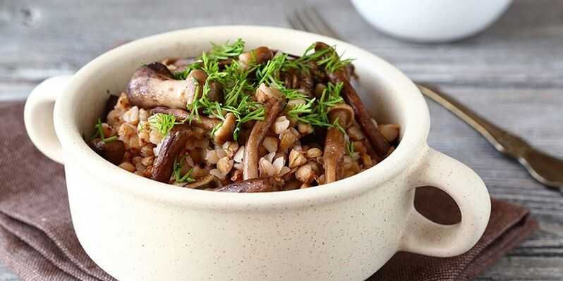 Buckwheat porridge na may mushroom para sa tanghalian sa malusog na menu ng nutrisyon