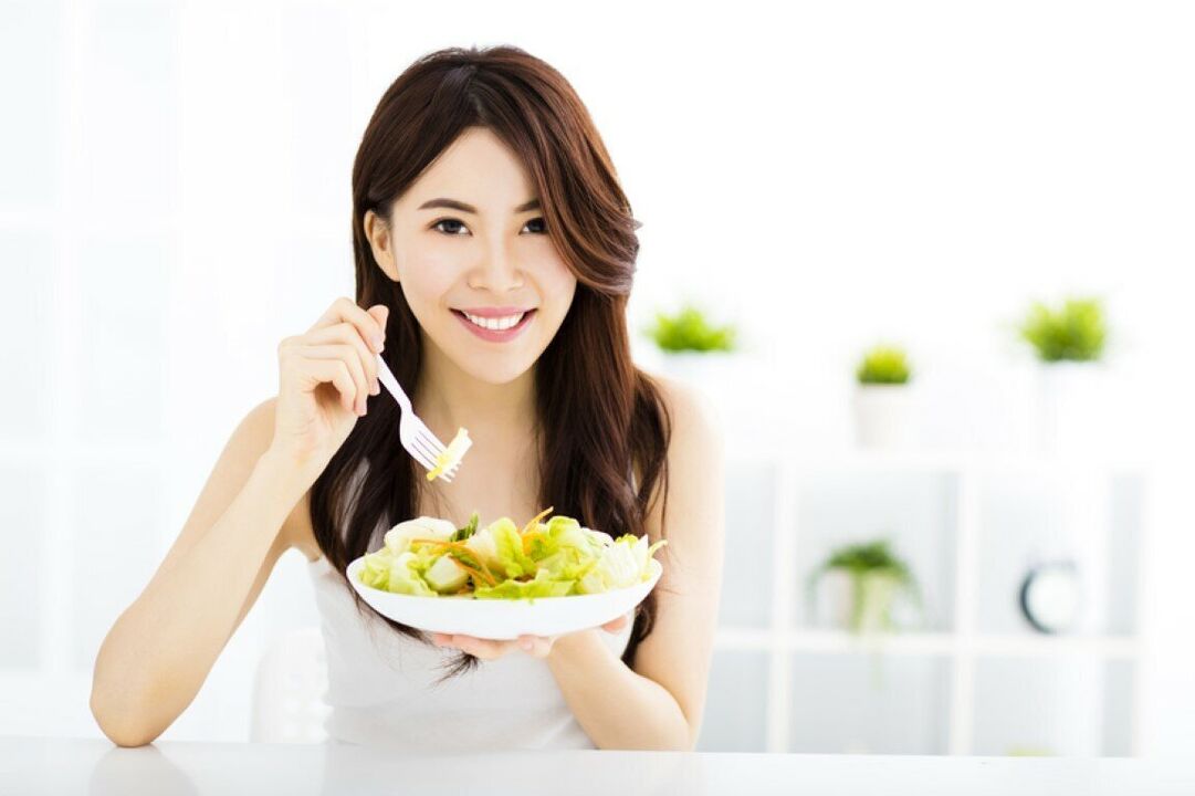 Ang babaeng Hapon ay kumakain ng salad